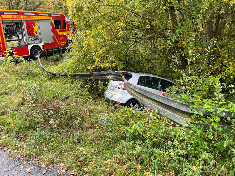POL-REK: 241015-6: Auto rutschte unter Leitplanke - Foto: presseportal.de
