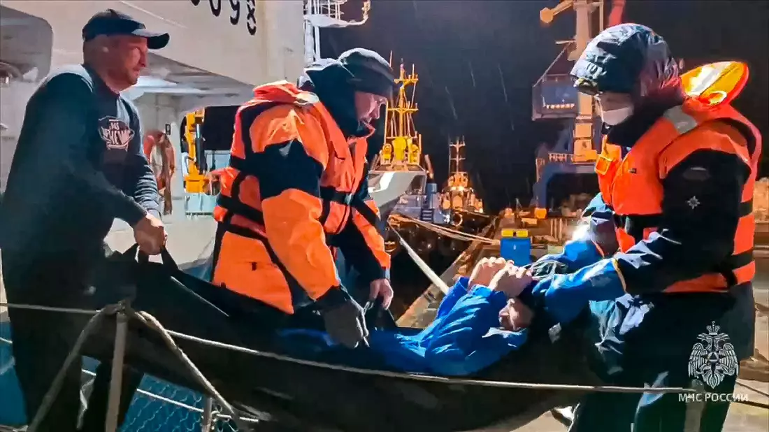 Mehr als zwei Monate fehlte von drei Männern in einem Boot auf hoher See jede Spur, nun wurde einer von beiden lebend gefunden (Handout). - Bild: Uncredited/Russian Emergency Ministry Press Service/AP