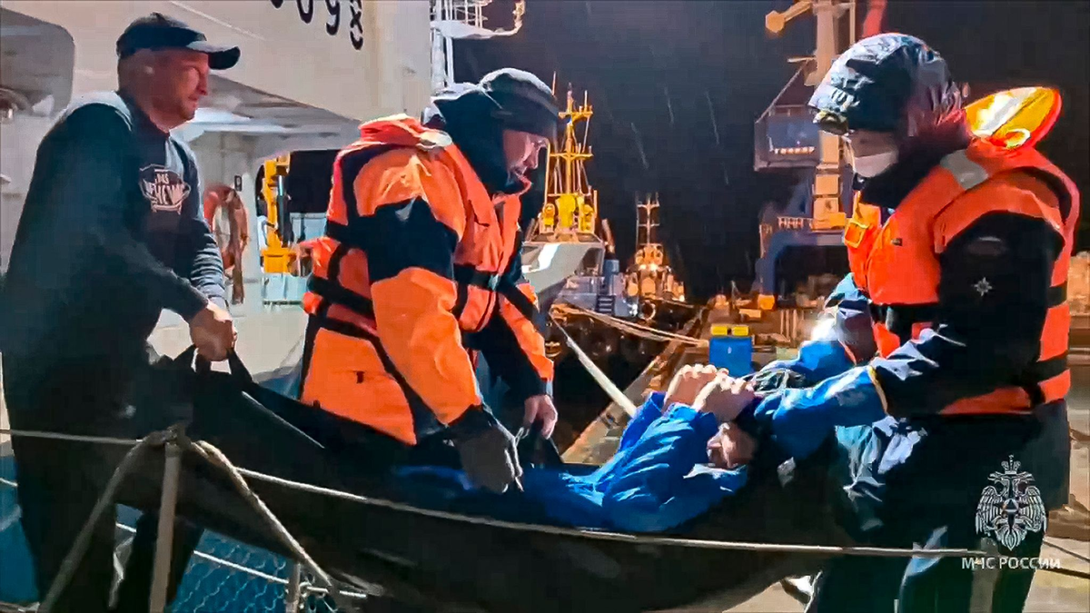 Mehr als zwei Monate fehlte von drei Männern in einem Boot auf hoher See jede Spur, nun wurde einer von beiden lebend gefunden (Handout). - Foto: Uncredited/Russian Emergency Ministry Press Service/AP