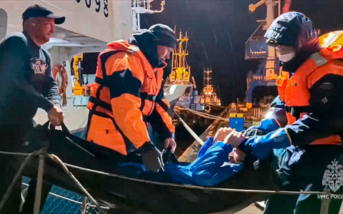 Mehr als zwei Monate fehlte von drei Männern in einem Boot auf hoher See jede Spur, nun wurde einer von beiden lebend gefunden (Handout). - Foto: Uncredited/Russian Emergency Ministry Press Service/AP