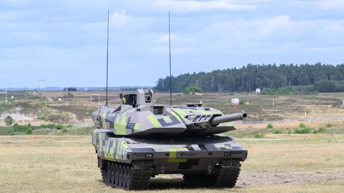 Ein Kampfpanzer Panther KF51 steht im Rheinmetall-Werk Unterlüß in Niedersachsen. Auf Basis dieses Panzers will Rheinmetall zusammen mit Leonardo einen neuen Kampfpanzer bauen. - Bild: Julian Stratenschulte/dpa