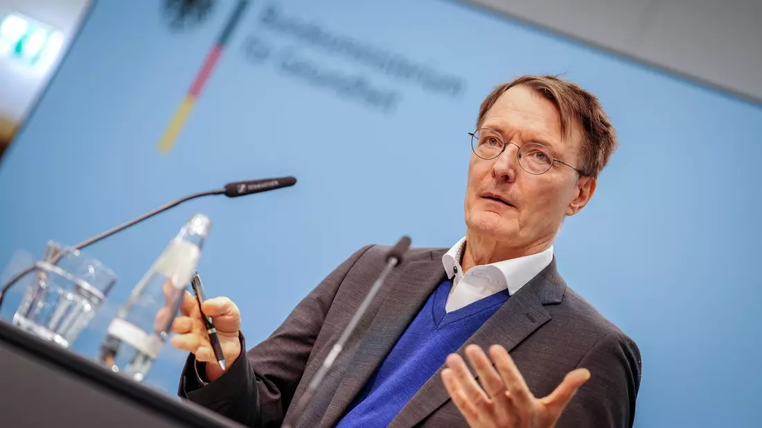 Setzt sich für die Widerspruchslösung in der Organspende ein: Gesundheitsminister Karl Lauterbach. (Archivbild) - Bild: Kay Nietfeld/dpa