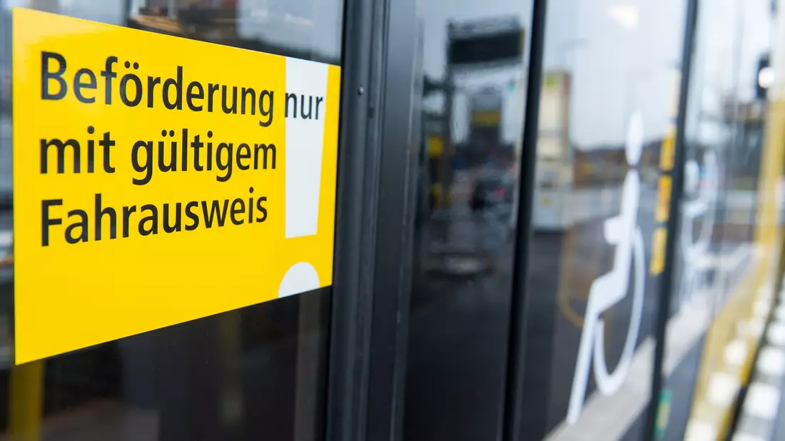 Das Fahren ohne Fahrschein bleibt verboten. Strafrechtlich verfolgt werden soll es aber nach den Vorstellungen des Bundesjustizministeriums in Zukunft nicht mehr. (Archivfoto) - Bild: Lukas Schulze/dpa