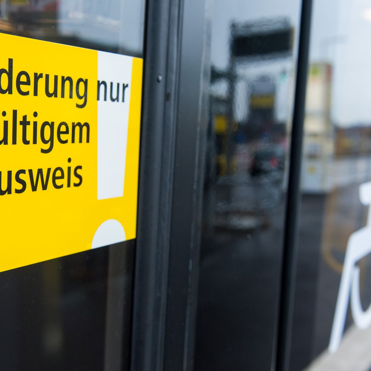 Das Fahren ohne Fahrschein bleibt verboten. Strafrechtlich verfolgt werden soll es aber nach den Vorstellungen des Bundesjustizministeriums in Zukunft nicht mehr. (Archivfoto) - Foto: Lukas Schulze/dpa