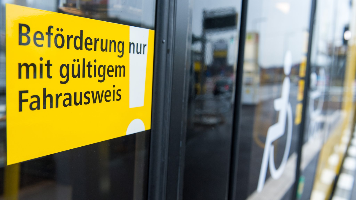 Unter «Beförderungserschleichung» versteht man das unberechtigte Nutzen eines öffentlichen Verkehrsmittels. Es handelt sich um eine Straftat. (Symbolbild) - Foto: Lukas Schulze/dpa