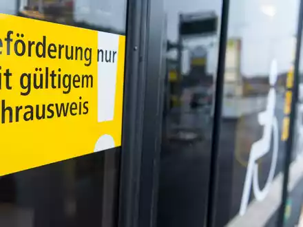 Unter «Beförderungserschleichung» versteht man das unberechtigte Nutzen eines öffentlichen Verkehrsmittels. Es handelt sich um eine Straftat. (Symbolbild) - Foto: Lukas Schulze/dpa