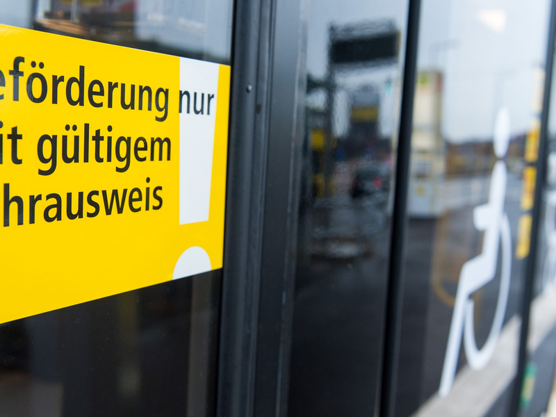 Unter «Beförderungserschleichung» versteht man das unberechtigte Nutzen eines öffentlichen Verkehrsmittels. Es handelt sich um eine Straftat. (Symbolbild) - Foto: Lukas Schulze/dpa