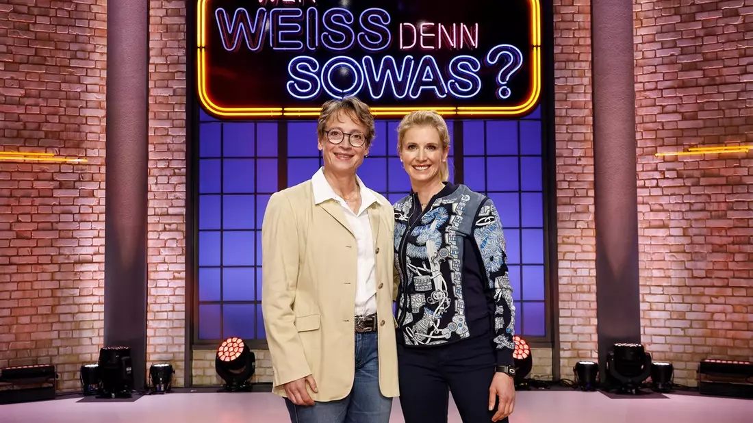 Hoch zu Ross: Die Olympiasiegerinnen Jessica von Bredow-Werndl / und Isabell Werth bei Wer weiß denn sowas? - Das Wissensquiz vom / 21. bis 25. Oktober 2024, um 18:00 Uhr im Ersten - Bild: presseportal.de
