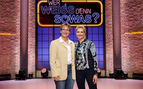 Hoch zu Ross: Die Olympiasiegerinnen Jessica von Bredow-Werndl / und Isabell Werth bei Wer weiß denn sowas? - Das Wissensquiz vom / 21. bis 25. Oktober 2024, um 18:00 Uhr im Ersten - Foto: presseportal.de