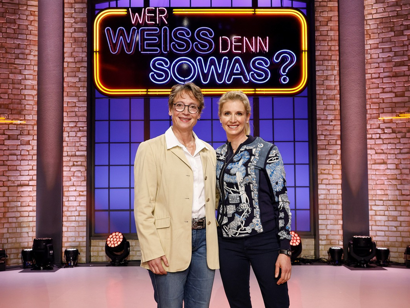 Hoch zu Ross: Die Olympiasiegerinnen Jessica von Bredow-Werndl / und Isabell Werth bei Wer weiß denn sowas? - Das Wissensquiz vom / 21. bis 25. Oktober 2024, um 18:00 Uhr im Ersten - Foto: presseportal.de