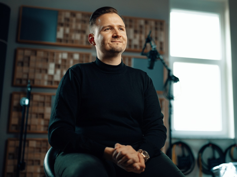 Hörbuch-Sprecher und KI: Patrick Khatrao verrät, ob das eine ernstzunehmende Bedrohung ist - Foto: presseportal.de