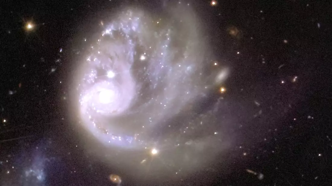 Das Weltraumteleskop «Euclid» zeigt auch einzelne Galaxien wie die Spiralgalaxie ESO 364-G036 in großem Detail.  - Bild: Esa/Euclid Consortium/dpa