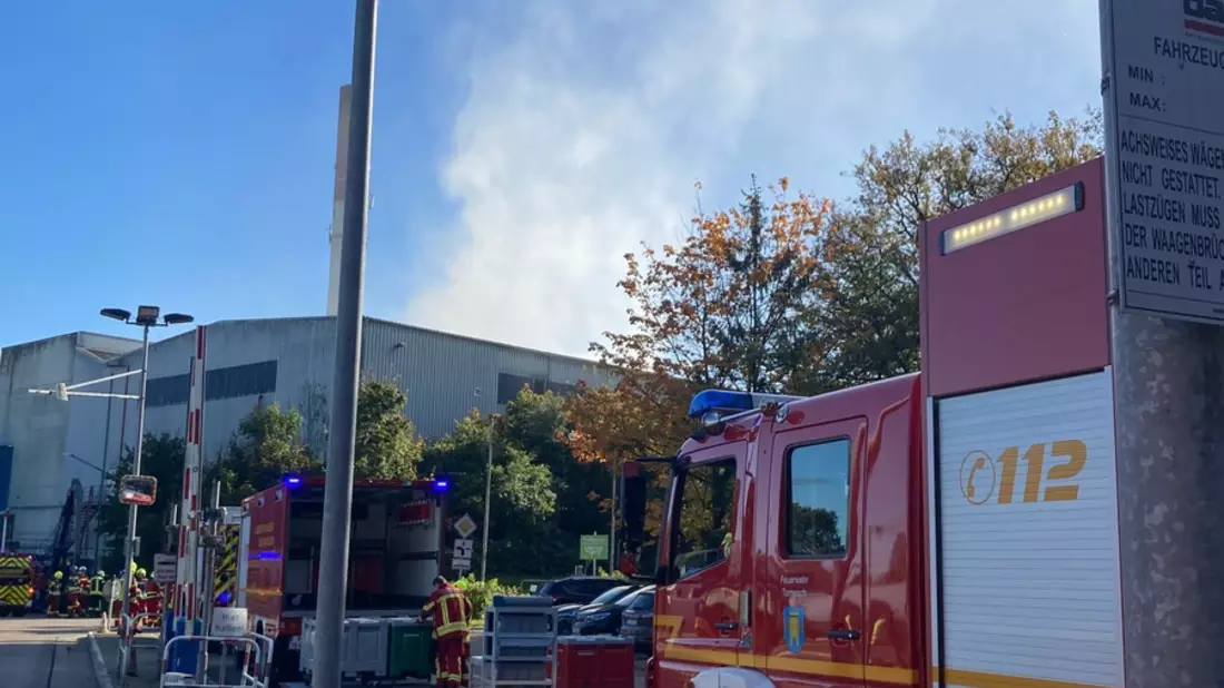 FW-PI: Feuer in Müllentsorgungsbetrieb löst langwierigen Einsatz der Feuerwehr aus - Bild: presseportal.de