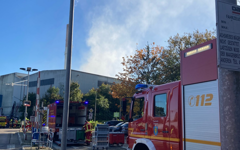 FW-PI: Feuer in Müllentsorgungsbetrieb löst langwierigen Einsatz der Feuerwehr aus - Foto: presseportal.de