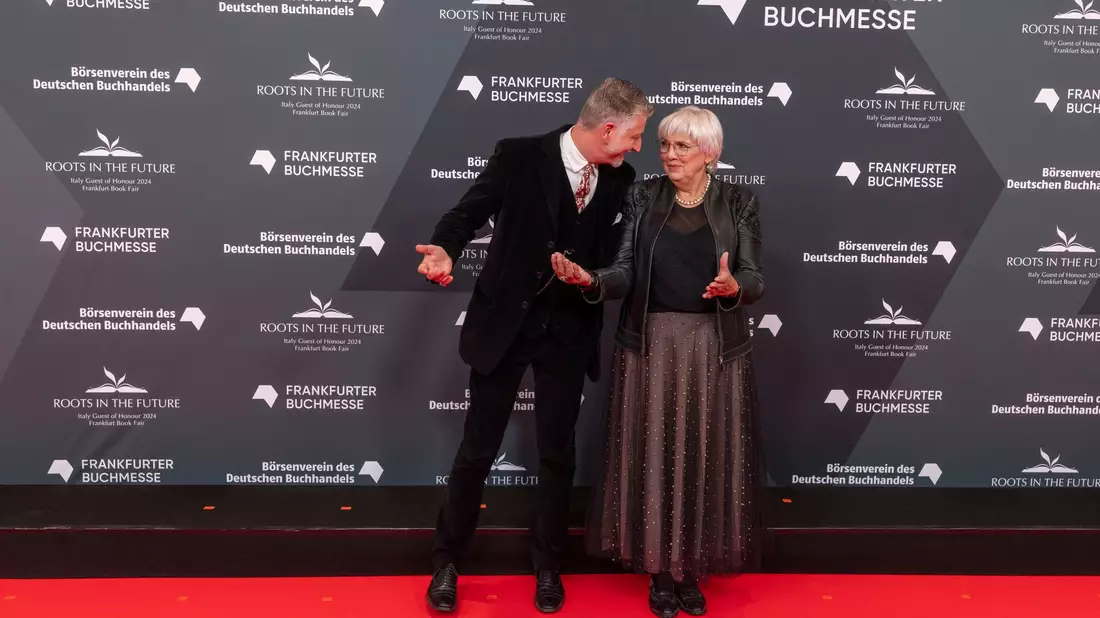 Kulturstaatsministerin Claudia Roth ist mit ihrem italienischen Kollegen zur Buchmesse nach Frankfurt gekommen (Foto aktuell). - Bild: Helmut Fricke/dpa