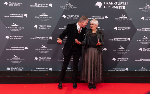 Kulturstaatsministerin Claudia Roth ist mit ihrem italienischen Kollegen zur Buchmesse nach Frankfurt gekommen (Foto aktuell). - Foto: Helmut Fricke/dpa