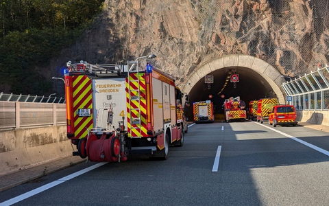 FW Dresden: Feuerwehreinsätze auf den Autobahnen A4 und A17 - Foto: presseportal.de