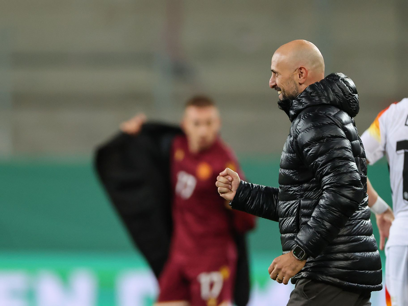 Wird um einen Kaderplatz kämpfen müssen: Tibor Pleiß. - Foto: Daniel Löb/dpa