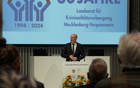 IM-MV: 30 Jahre Landesrat fĂŒr KriminalitĂ€tsvorbeugung Innenminister Christian Pegel dankt fĂŒr engagierte KriminalitĂ€tsprĂ€vention - Foto: presseportal.de IM-MV: 30 Jahre Landesrat fĂŒr KriminalitĂ€tsvorbeugung Innenminister Christian Pegel dankt fĂŒr engagierte KriminalitĂ€tsprĂ€vention - Foto: presseportal.de