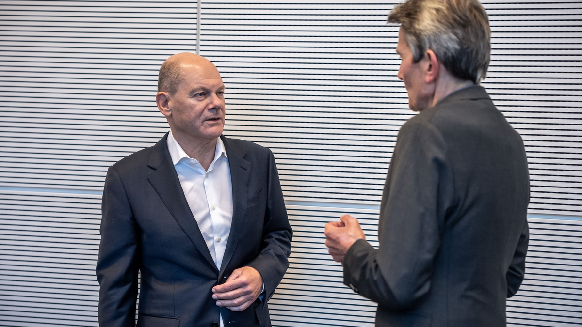 Der Kanzler hat wenig Verständnis für den Widerstand gegen das Sicherheitspaket der Ampel in den eigenen Reihen - und zeigt das in einer Fraktionssitzung auch. - Foto: Michael Kappeler/dpa