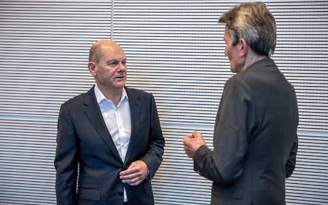 Der Kanzler hat wenig Verständnis für den Widerstand gegen das Sicherheitspaket der Ampel in den eigenen Reihen - und zeigt das in einer Fraktionssitzung auch. - Foto: Michael Kappeler/dpa Der Kanzler hat wenig Verständnis für den Widerstand gegen das Sicherheitspaket der Ampel in den eigenen Reihen - und zeigt das in einer Fraktionssitzung auch. - Foto: Michael Kappeler/dpa