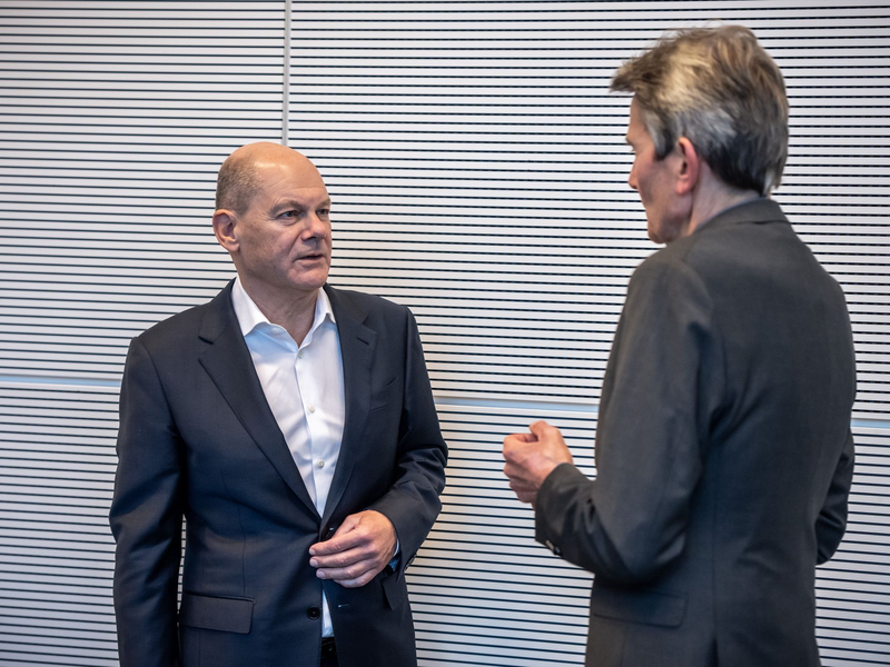 Der Kanzler hat wenig Verständnis für den Widerstand gegen das Sicherheitspaket der Ampel in den eigenen Reihen - und zeigt das in einer Fraktionssitzung auch. - Foto: Michael Kappeler/dpa