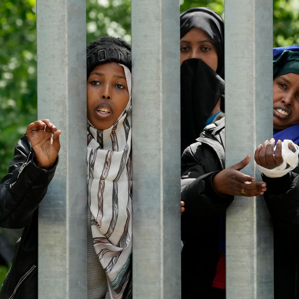 Migratinnen an der Grenzbarriere, die Polen entlang der Grenze zu Belarus errichtet hat. Warschau wil das Recht auf Asyl aussetzen. (Archivbild) - Foto: Czarek Sokolowski/AP/dpa