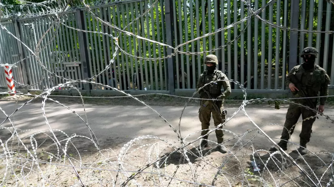 Polnische Soldaten bewachen die Metallbarriere an der Grenze zu Belarus. Polen will das Recht auf Asyl aussetzen. (Archivbild) - Bild: Czarek Sokolowski/AP/dpa
