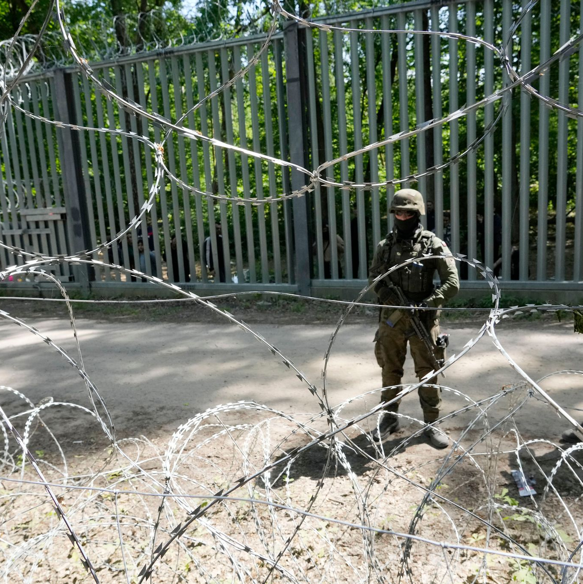 Polnische Soldaten bewachen die Metallbarriere an der Grenze zu Belarus. Polen will das Recht auf Asyl aussetzen. (Archivbild) - Foto: Czarek Sokolowski/AP/dpa