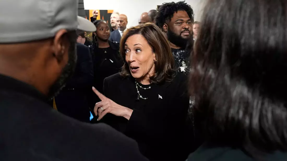 Harris über Trump: «Hoffentlich geht's ihm gut». - Bild: Jacquelyn Martin/AP/dpa