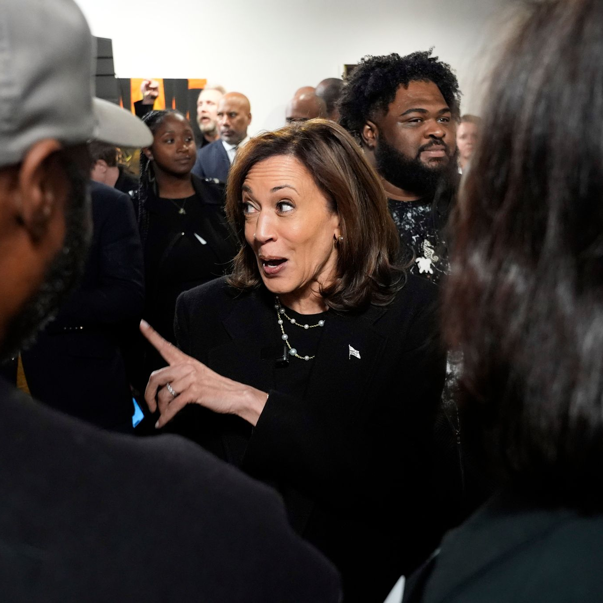 Harris über Trump: «Hoffentlich geht's ihm gut». - Foto: Jacquelyn Martin/AP/dpa