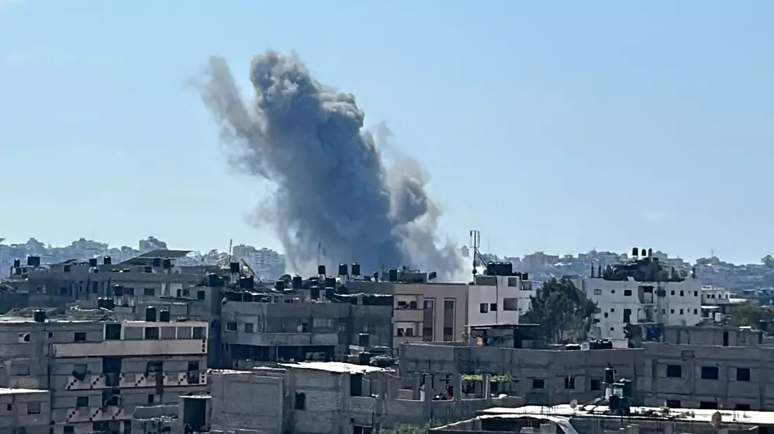 Auch ein Jahr nach dem Beginn des Gaza-Kriegs kommt es in dem Küstenstreifen immer noch zu Gefechten.  - Bild: Mahmoud Issa/AP/dpa