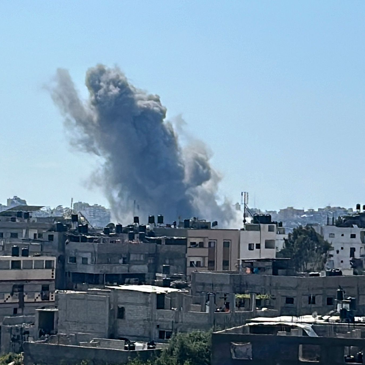 Auch ein Jahr nach dem Beginn des Gaza-Kriegs kommt es in dem Küstenstreifen immer noch zu Gefechten.  - Foto: Mahmoud Issa/AP/dpa