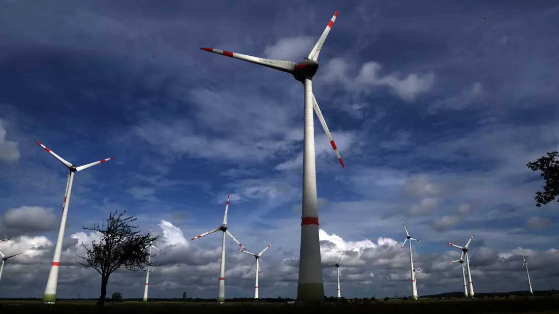 Die Energieagentur erwartet, dass bis 2030 mehr als die Hälfte des weltweiten Stroms aus emissionsarmen Quellen erzeugt wird. (Archivbild). - Bild: Bernd Wüstneck/dpa