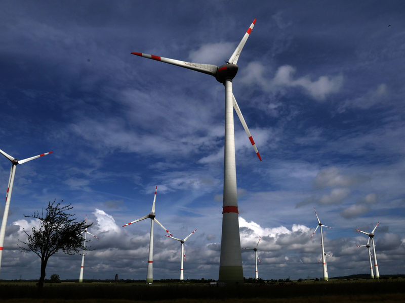 Die Energieagentur erwartet, dass bis 2030 mehr als die Hälfte des weltweiten Stroms aus emissionsarmen Quellen erzeugt wird. (Archivbild). - Foto: Bernd Wüstneck/dpa