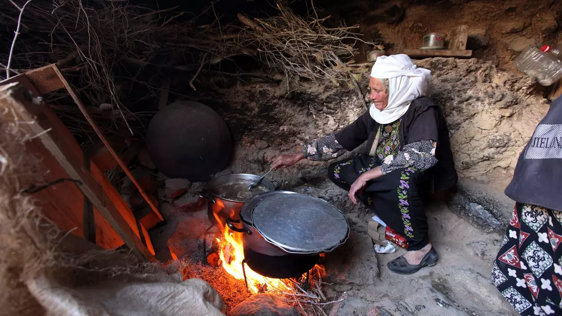 Entwicklungsländer sind von sauberen Energien auch für das tägliche Kochen oft noch abgeschnitten. (Archivbild) - Bild: Abed Al Hashlamoun/dpa