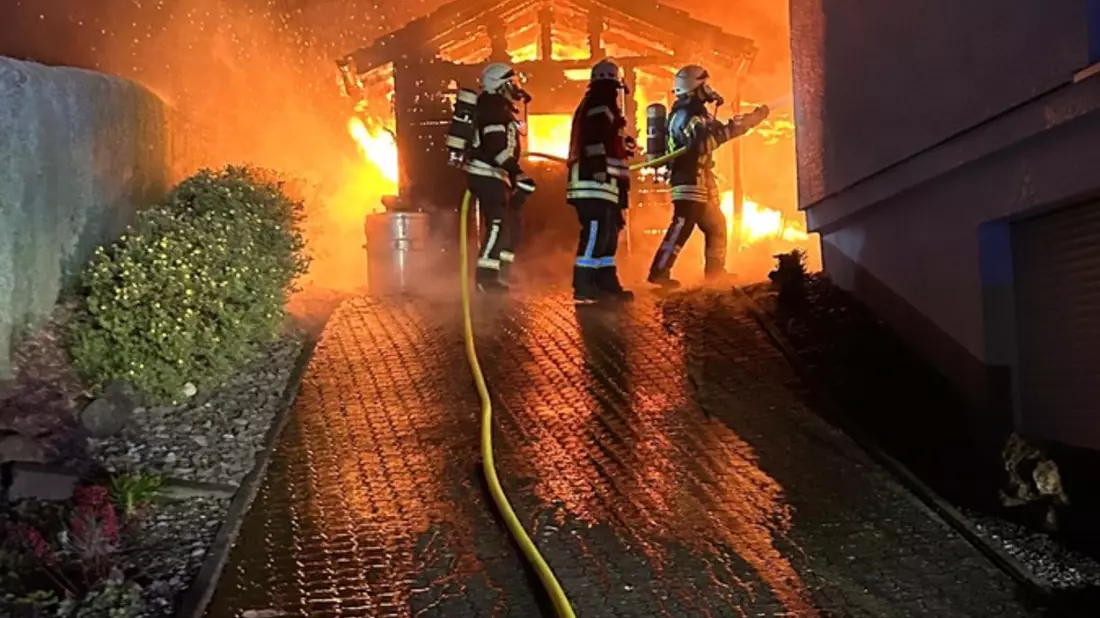 FW-OE: Gartenlaubenbrand in Obervalbert - Feuerwehr verhindert Ausbreitung auf Dachstuhl eines Wohnhauses - Bild: presseportal.de
