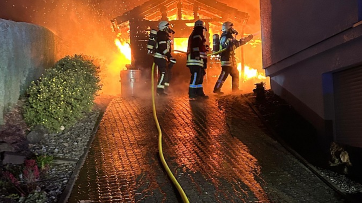 FW-OE: Gartenlaubenbrand in Obervalbert - Feuerwehr verhindert Ausbreitung auf Dachstuhl eines Wohnhauses - Foto: presseportal.de