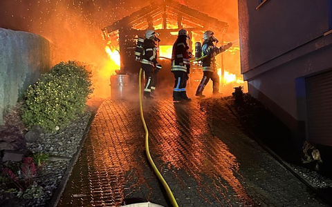 FW-OE: Gartenlaubenbrand in Obervalbert - Feuerwehr verhindert Ausbreitung auf Dachstuhl eines Wohnhauses - Foto: presseportal.de FW-OE: Gartenlaubenbrand in Obervalbert - Feuerwehr verhindert Ausbreitung auf Dachstuhl eines Wohnhauses - Foto: presseportal.de
