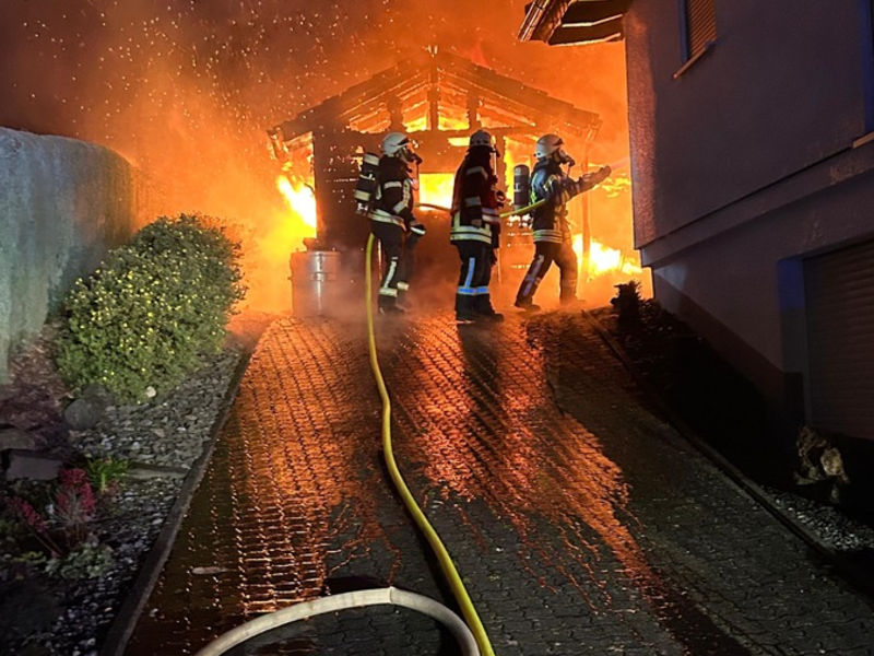 FW-OE: Gartenlaubenbrand in Obervalbert - Feuerwehr verhindert Ausbreitung auf Dachstuhl eines Wohnhauses - Foto: presseportal.de