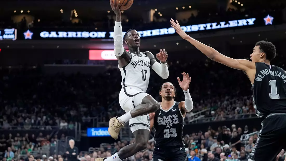 Dennis Schröder (l) will mit den Brooklyn Nets in die Playoffs. - Bild: Eric Gay/AP/dpa