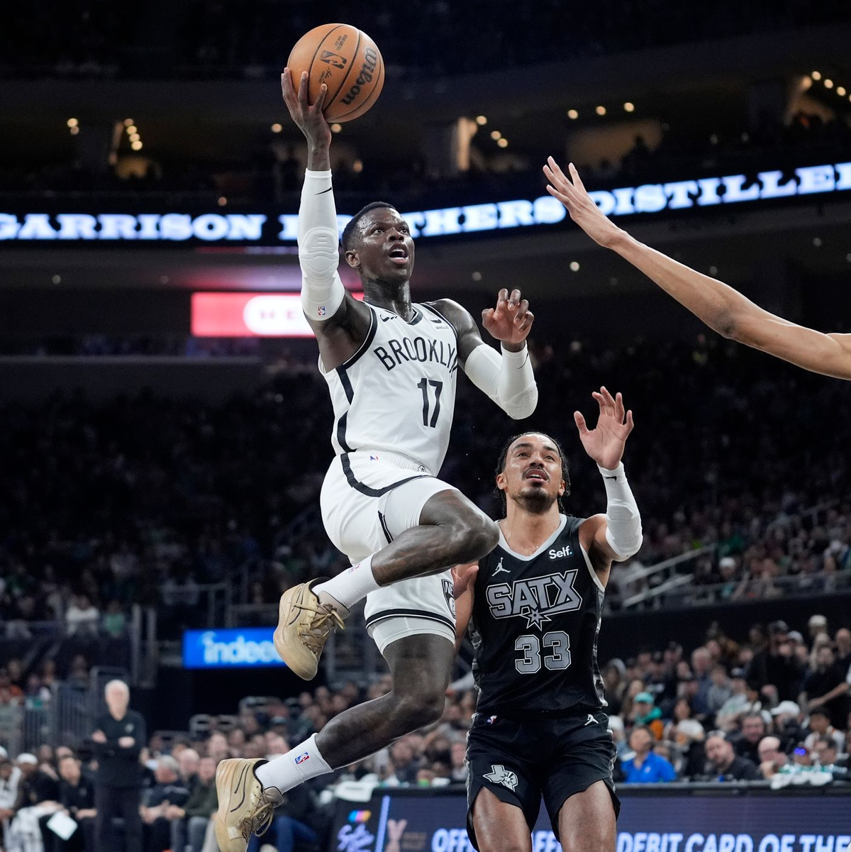 Dennis Schröder (l) will mit den Brooklyn Nets in die Playoffs. - Foto: Eric Gay/AP/dpa