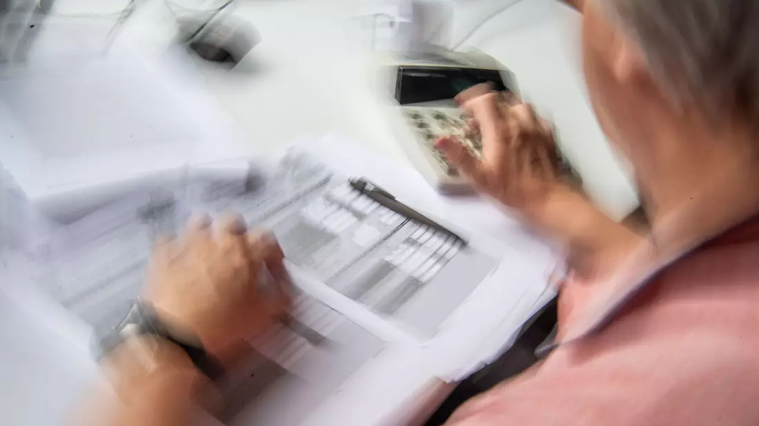 Mit gefälschten Steuerbescheiden wollen die Betrüger in verschiedenen Bundesländern an Geld kommen. (Symbolbild) - Bild: Lino Mirgeler/dpa