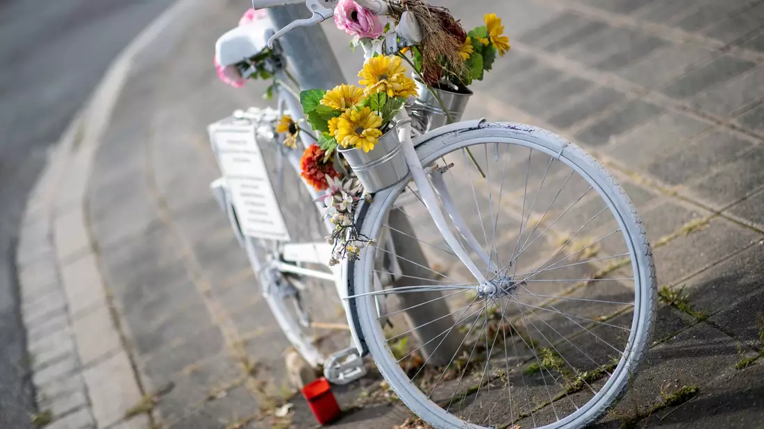 Gedenken an eine von einem abbiegenden Lkw überfahrene Radfahrerin. (Symbolbild) - Bild: Daniel Karmann/dpa