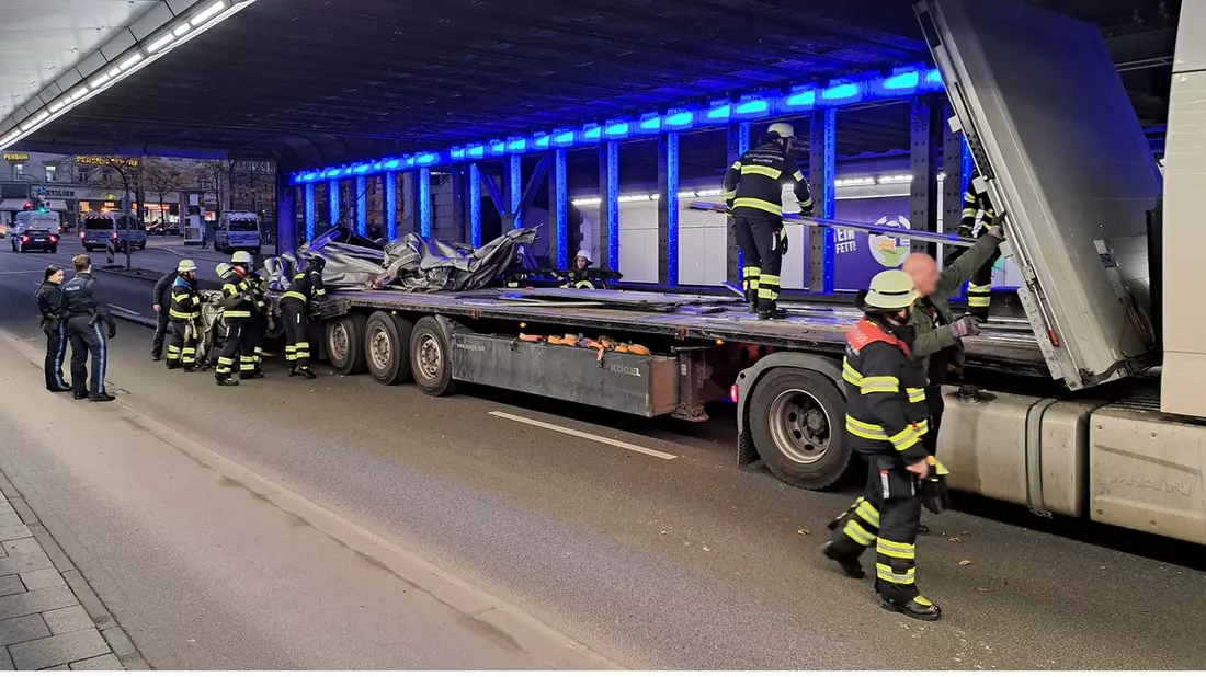 FW-M: Lkw bleibt in Unterführung hängen (Ludwigsvorstadt) - Bild: presseportal.de