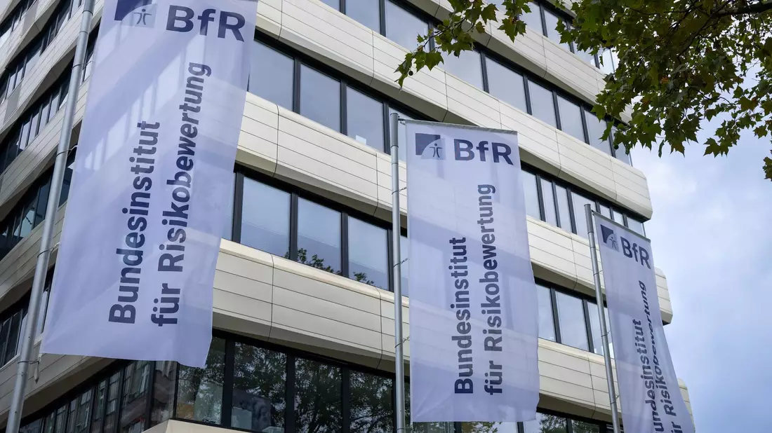 Laut dem Bundesinstitut für Risikobewertung sind 5 bis 10 Gramm Koffein-Pulver bereits potenziell tödlich. (Archivbild) - Bild: Monika Skolimowska/dpa