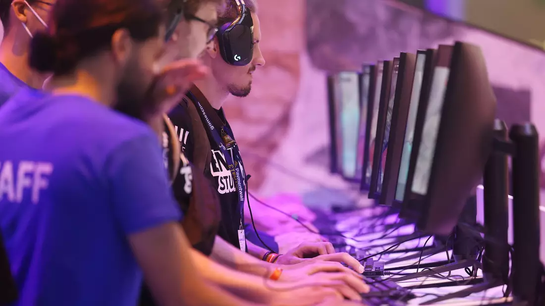 Messebesucher testen ein Computerspiel bei der Gamescom 2022.  - Bild: Oliver Berg/dpa