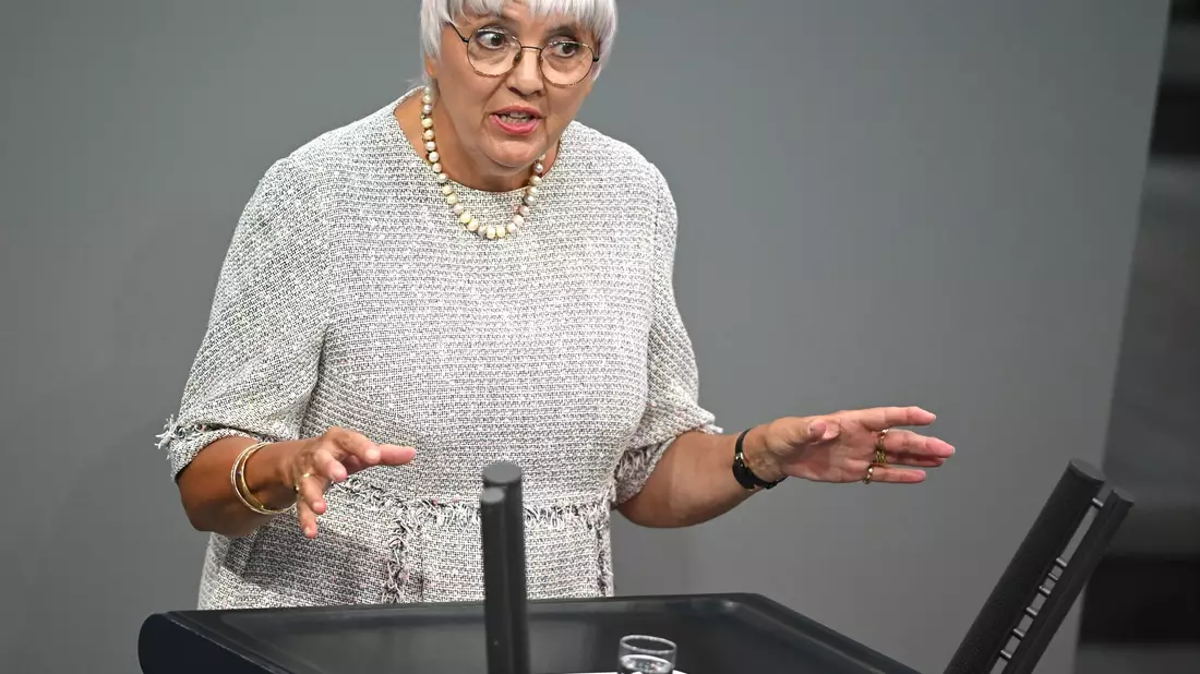 Claudia Roth (Bündnis 90/Die Grünen), Staatsministerin für Kultur und Medien, spricht in der Generaldebatte über den Haushalt 2025 im Bundestag. Sie ist auch für das neue Games-Stipendienprogramm zuständig. - Bild: Philip Dulian/dpa