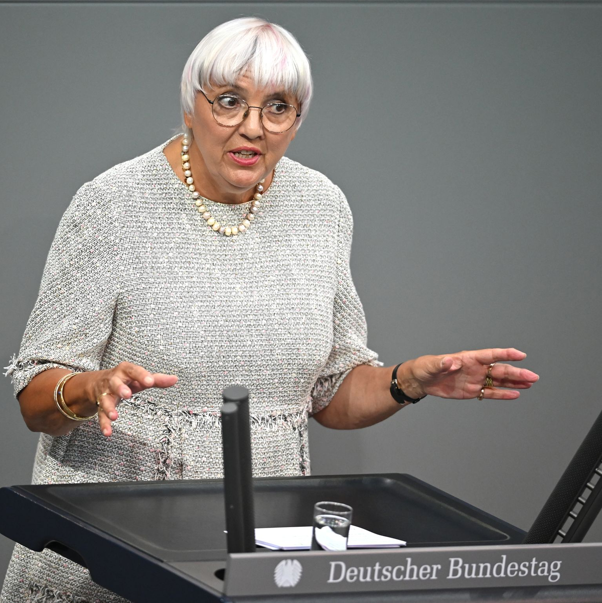 Claudia Roth (Bündnis 90/Die Grünen), Staatsministerin für Kultur und Medien, spricht in der Generaldebatte über den Haushalt 2025 im Bundestag. Sie ist auch für das neue Games-Stipendienprogramm zuständig. - Foto: Philip Dulian/dpa