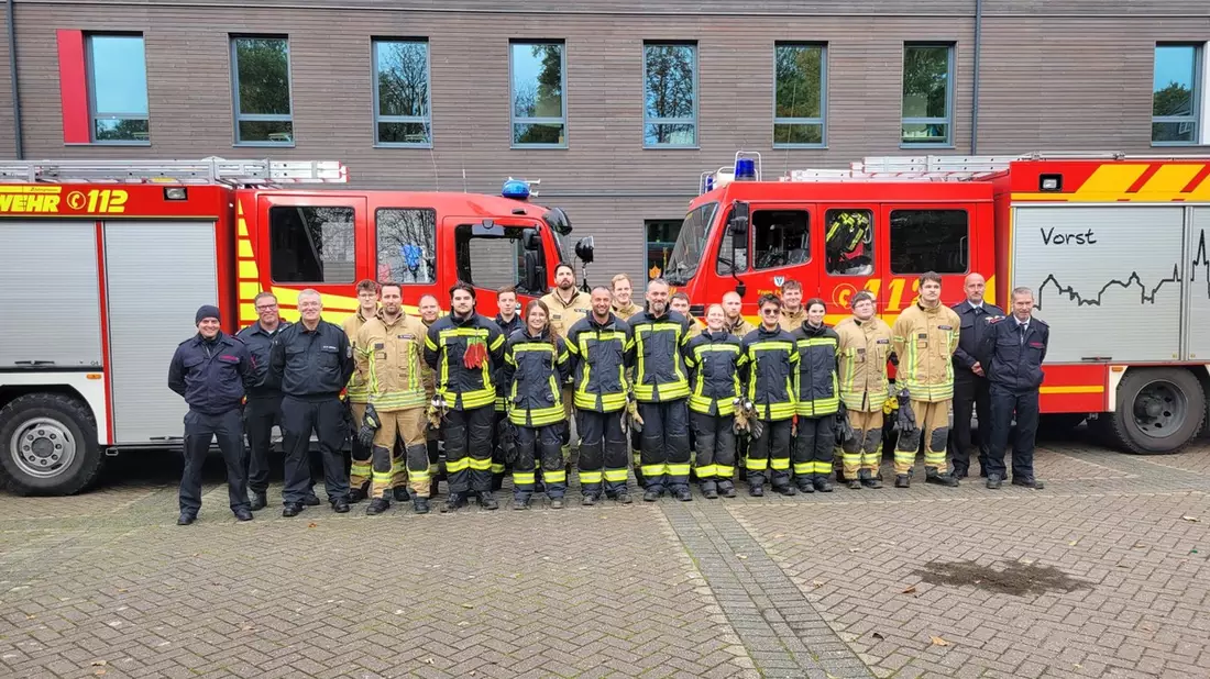 FW Tönisvorst: Erfolgreiche Truppmannausbildung für die Feuerwehren Tönisvorst und Kempen - Bild: presseportal.de